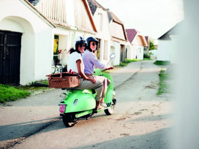 Egal ob zu Fuß, mit dem Rad oder mit dem Retro-Moped: Ein Stopp in einer Kellergasse im Weinviertel ist Pflicht! | Foto: NÖ Werbung / Hirtzberger