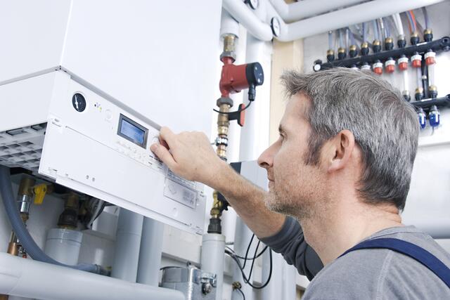 Der Austausch einer alten Heizungsanlage wird von Land, Bund und Gemeinden gefördert. Die Installateur:innen im Bezirk beraten dazu gerne. | Foto: MEV