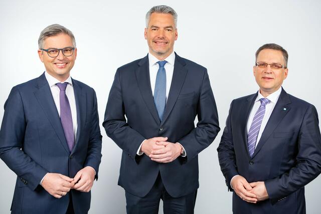V.l.: Finanzminister Magnus Brunner, Bundeskanzler Karl Nehammer und August Wöginger.  | Foto: ÖVP/Glaser