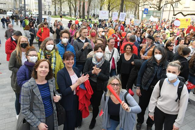 2.000 haben heute laut ÖGB vor dem Landhaus demonstriert. | Foto: AKOÖ/Spitzbart