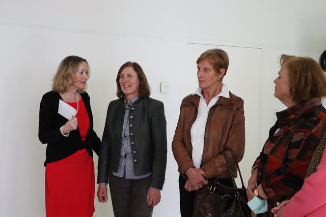 Die Bruckhäusler kfb-Obfrau Silvia Gasteiger (2.v.l.) überreichte gemeinsam mit ihrer Stellvertreterin Frieda Friedl (3.v.l.) ein Spendenkuvert an Tania Zawadil, Regionalstellenleiterin der kfb. | Foto: Christoph Klausner