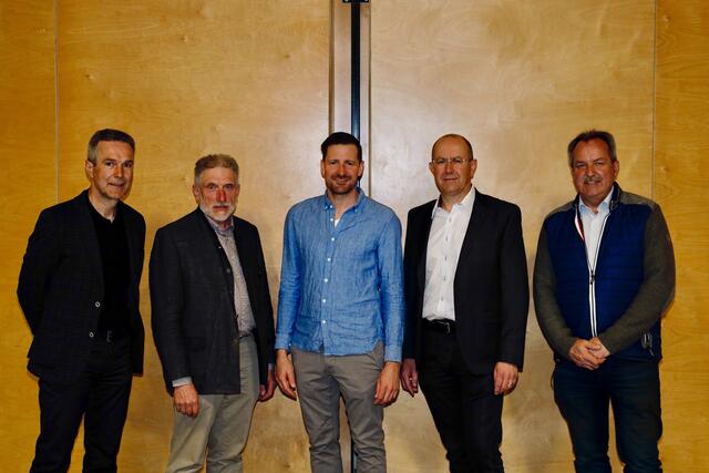 Bürgermeister Roman Kosta (Mitte) mit dem Gemeindevorstand. | Foto: BRS/Losbichler