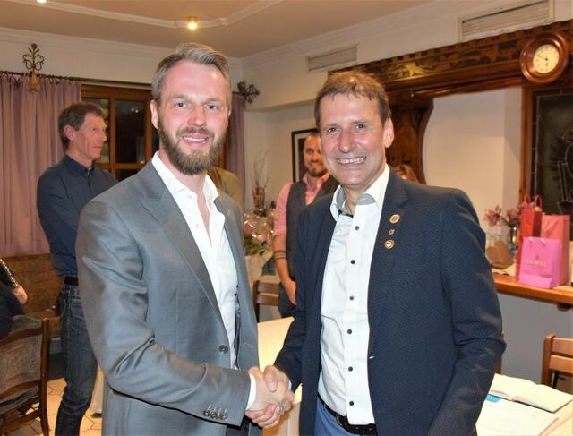 Feuchtner (re.) übergibt an Kronthaler (li.). | Foto: Friedl Schwaighofer
