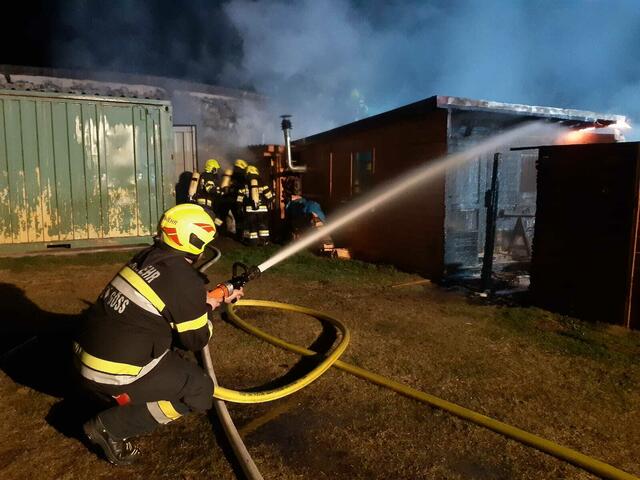 Gestern Abend waren die Feuerwehren Leoben-Göss und Leoben-Stadt bei einem Vollbrand einer Gartenhütte gefordert. | Foto: FF Leoben-Stadt / HBI Wurzer G.