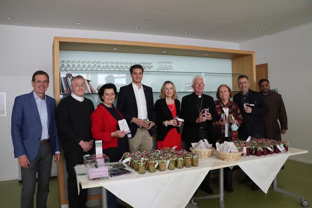 Vize-Bgm. Roland Ponholzer, Pfarrprovisor Christian Hauser, kfb-Vorsitzende Michaela Luckmann, Bgm. Michael Riedhart, kfb-Regionalleiterin Tania Zawadil, Erzbischof Franz Lackner, kfb-Vorständin Eva Oberhauser, Tagungshaus-Direktor Herwig Ortner und Pater John Sowri Charles (v.l.) waren bei der Aktion im Tagungshaus Wörgl dabei. | Foto: Christoph Klausner
