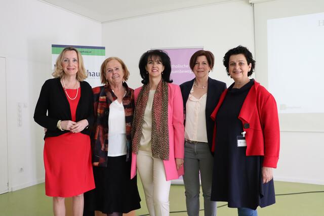 Eine starke Katholische Frauenbewegung machte beim heurigen "Familienfasttag" auf die geringe Wertschätzung gegenüber Care-Arbeit aufmerksam: Tania Zawadil, Eva Oberhauser, Elisabeth Biechl, Olivia Keglevic und Michaela Luckmann (v.l.). | Foto: Christoph Klausner