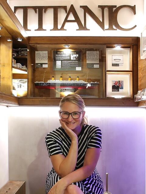 Lisa Maria Atteneder - Schwödiauer in ihrem Titanic Museum auf 1,96 Quadratmeter | Foto: Volker Weihbold