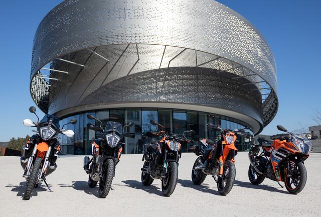 Zum Saisonauftakt kann in der KTM Motohall eines der  neuen KTM Motorräder ausprobiert werden. | Foto: KTM