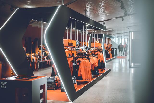 Im KTM Motohall Shop gibt es zu Ostern viele Teile aus der neuen Kollektion. | Foto: KTM