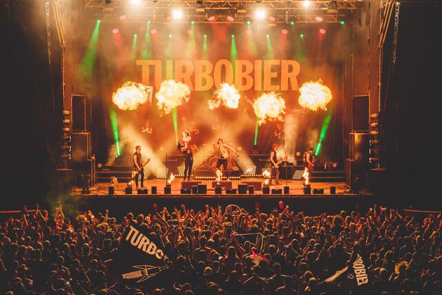 Turbobier mit Frontmann Marco Pogo heizen am Ostersonntag so richtig ein. | Foto: Hirandnow