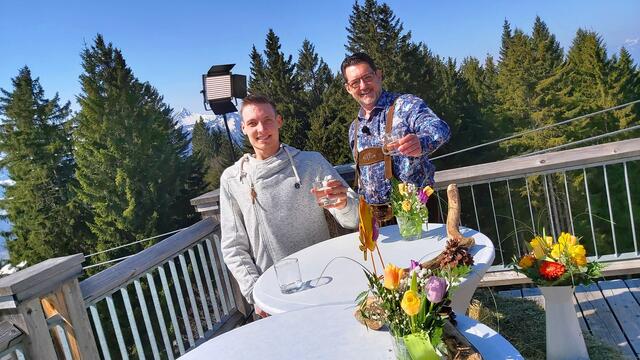 Foto: Wie man trotz Handicap ein erfülltes Leben genießen kann erzählt David Erne (li) Andreas Seeburger (re) in der 232. Folge am Muttersberg auf 1401.