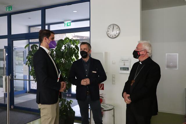 Direktor Herwig Ortner (Mitte) durfte Erzbischof Franz Lackner sowie Bgm. Michael Riedhart begrüßen. | Foto: Christoph Klausner