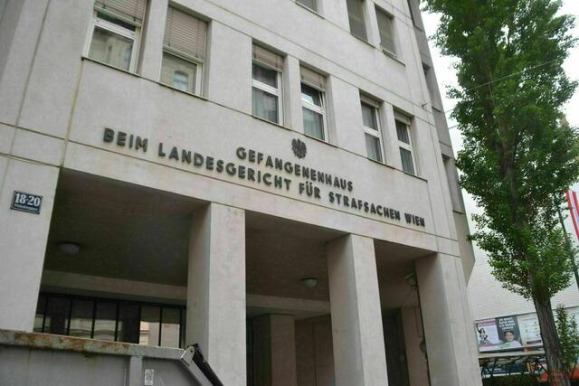 Ein 41-jähriger Mann, der in versicherungsbetrügerischer Absicht einer 57 Jahre alten Bulgarin Salzsäure ins linke Auge geträufelt und später auch noch den Daumen abgehackt haben soll, ist am Dienstag am Wiener Landesgericht zu vier Jahren unbedingter Haft verurteilt worden.  | Foto: Erich Weber