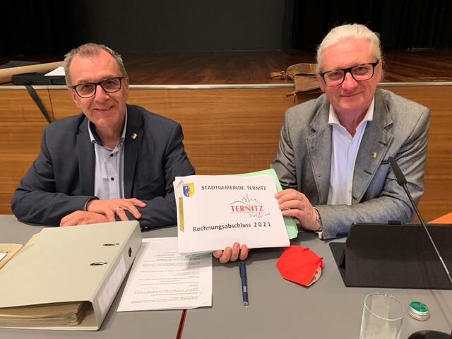 Bürgermeister Rupert Dworak und Finanzstadtrat Peter Spicker können einen erfreulichen Rechnungsabschluss der Stadtgemeinde Ternitz für das Jahr 2021 präsentieren. | Foto: Stadtgemeinde Ternitz