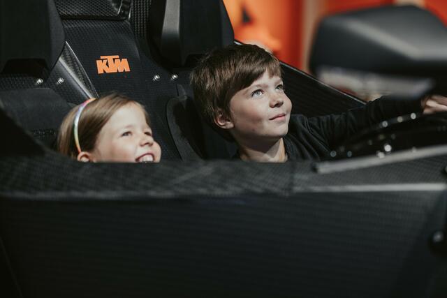 Zu Ostern gibt es zum Familienticket einen gratis Kids-Audioguide und 5 Minuten X-Bow Simulatorfahrt dazu. | Foto: KTM