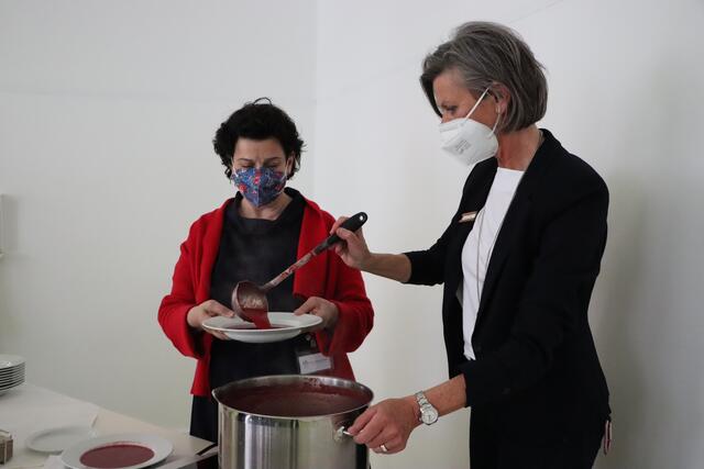 Gemeinsam überreichten kfb-Vorsitzende Michaela Luckmann und Angelika Eberharter vom Tagungshaus die Rote-Beete-Fastensuppe. | Foto: Christoph Klausner