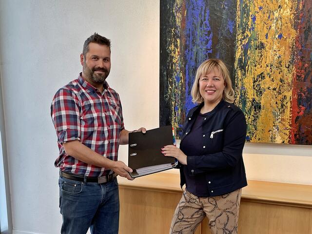 "Schlüsselübergabe" im Wohnungsausschuss der Stadtgemeinde Landeck: Johannes Schönherr wünscht der neuen Wohnungsreferentin Beate Scheiber eine gute Hand. | Foto: Huber