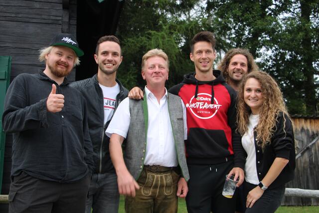 Die Draufgänger haben in Mitterdorf an der Raab ein neues Video gedreht. Hier am Foto mit Veranstalter Johann Teubenbacher (3.v.l.)  | Foto: RegionalMedien Hofmüller
