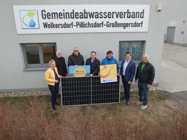 Regionsleiterin Regina Engelbrecht (eNu), Fritz Herzog (PV-Beauftragter), Bgm. Erich Trenker, Bgm. Christian Hellmer, Vizebgm. Franz Treipl, Bgm. Dominic Litzka und StR Christian Schrefel (Obmann Gemeindeabwasserverband) | Foto: eNu