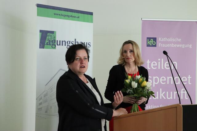 PTS-Direktorin Martina Hartl (li.) war es eine Freude, dass ihre Schülerinnen und Schüler die Fastensuppe zubereiten konnten. Dafür überreichte ihr Tania Zawadil eine Blumenstrauß. | Foto: Christoph Klausner