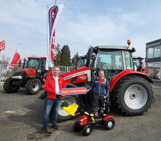 Der Erwerb eines neuen Gady-Traktors ist auch eine emotionale Angelegenheit, die gebührend gefeiert wird.
 | Foto: Gady Family