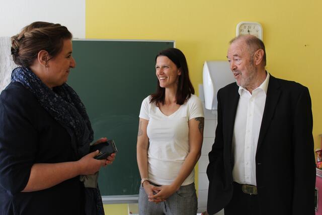Bgm. Walter Eichmann im Gespräch mit Edith Cernec und Eva-Maria Fuchs. Fuchs ist begeistert, dass man in der Gemeinde so schnell pädagogisch geschultes Personal für das Projekt finden konnte.  | Foto: Katrin Löschnig