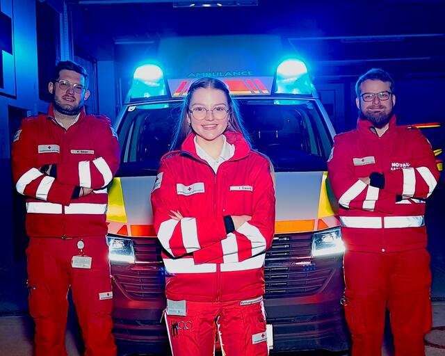 Rettungssanitäter wurden jetzt berufsbegleitend ausgebildet und 14 davon stehen ab sofort dem Roten Kreuz Hollabrunn zur Verfügung. | Foto: Rotes Kreuz