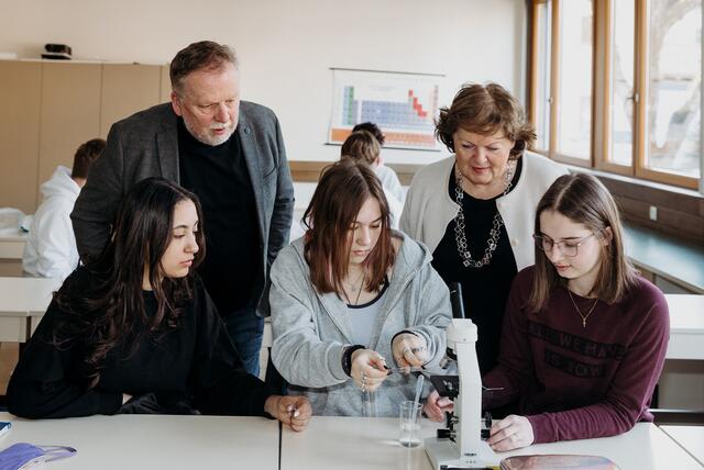 Die Schülerinnen und Schüler haben sichtlich Freude beim Untersuchen und Beobachten der „Objekte“. Im Bild mit Eva Grißmann und HAK-Direktor Fritz Eller. | Foto: HAK/E. Mitteregger
