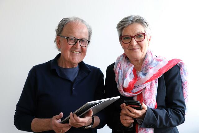 
Peter Ziereis und Eileen A. Eggeling bilden ab Mai 2022 Digital-Trainerinnen und -Trainer aus, die älteren Menschen im Umgang mit dem Smartphone und dem Computer helfen. | Foto: Salzburger Bildungswerk