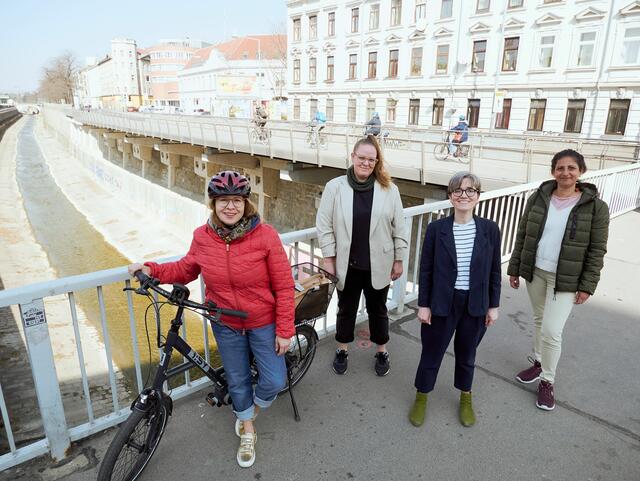 Alexandra Steiner ist mit Tanja Grossauer-Ristl, Cathy Schneider und Anneliese Kästner-Hejda (v.r.) mit dem Radl da. | Foto: Haroun Moalla