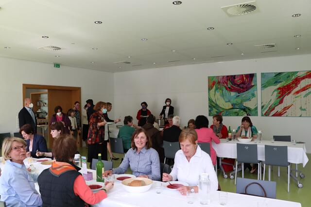 Die Rote-Beete-Suppe war vorzüglich - so der gemeinsame Tonus der Anwesenden. | Foto: Christoph Klausner