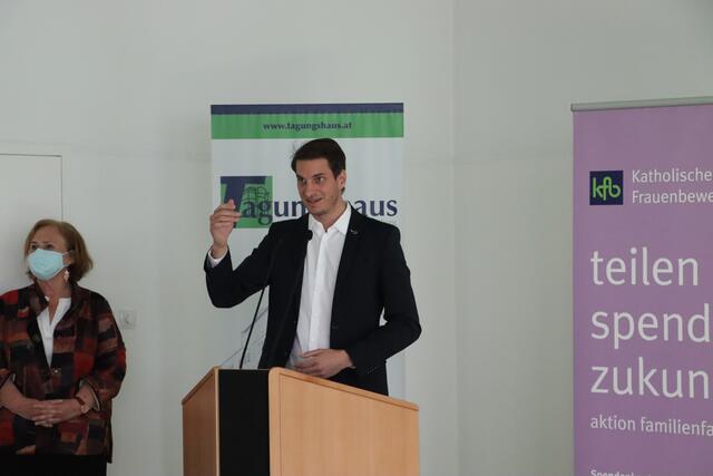 Bgm. Michael Riedhart erklärt, wie wichtig Nächstenliebe und Zusammenhalt in Zeiten wie diesen ist. Wörgl habe in 14 Räumlichkeiten im Seniorenheim bereits 23 Flüchtlinge untergebracht. Insgesamt sind es derzeit 30 Menschen, die in Wörgl ihre Zuflucht gefunden haben. In den nächsten Wohen werden die Zahlen allerdings noch steigen, erklärt Riedhart. | Foto: Christoph Klausner