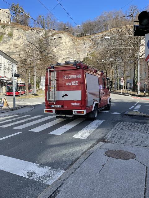 In der Stadt kam es zu einem Gasaustritt durch eine beschädigte Gasleitung. Die Feuerwehr rückte aus.  | Foto: sm