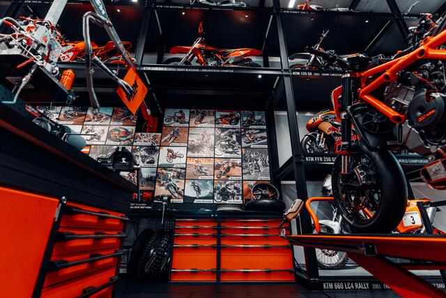 Die lebende Werkstatt für Motorradenthusiasten ist auch ohne Eintrittsticket frei zugänglich. | Foto: KTM