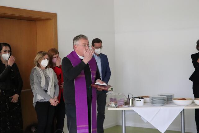 Pfarrprovisor Christian Hauser segnete die Suppe. | Foto: Christoph Klausner