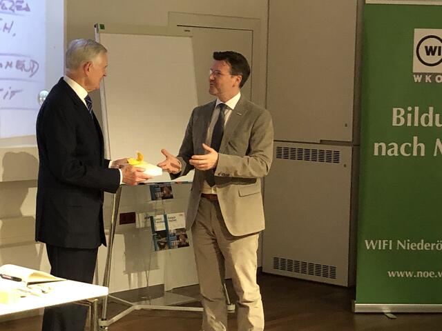 Thomas Schäfer-Elmayer und Bezirksstellenobmann Thomas Hagmann beim Praxistraining „Wie übergebe ich ein Geschenk richtig“
 | Foto: Bezirksstelle Krems Holger Lang-Zmeck