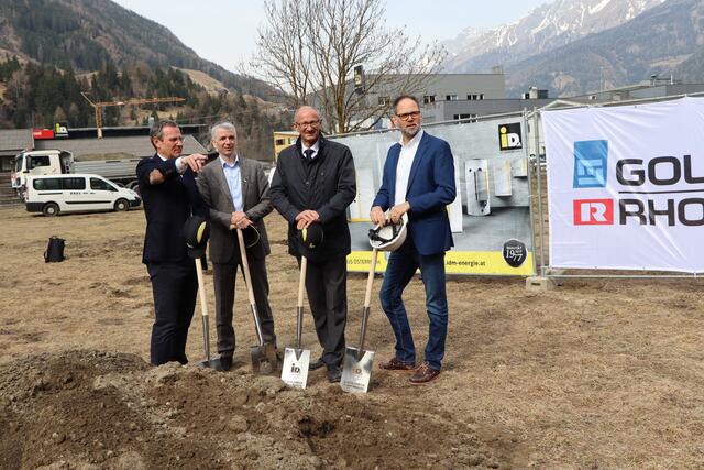 Spatenstich für das neue Parkhaus: v.l. Manfred Pletzer, Geschäftsführer Christoph Bacher, Wirtschaftslandesrat Anton Mattle und Martin Gasser (Baufirma Goldbeck-Rhomberg)
