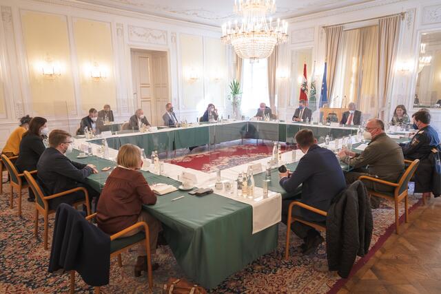 Spitzen der Landesregierung, Vertreter:innen aller Landtagsparteien und Flüchtlingskoordinator Michael Takacs berieten sich bei der Sicherheitstagung in Graz. | Foto:  Land Steiermark/Binder