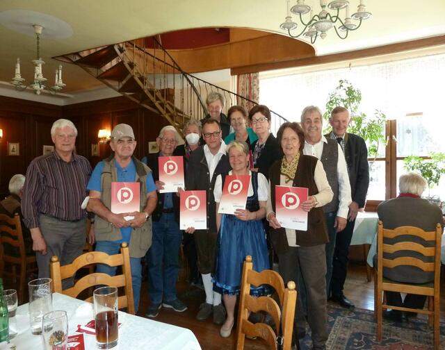 In Döllach gab es Grund zum Feiern. Zehn Pensionisten wurden für ihre langjährige PVÖ-Mitgliedschaft geehrt | Foto: Peter Stückler 