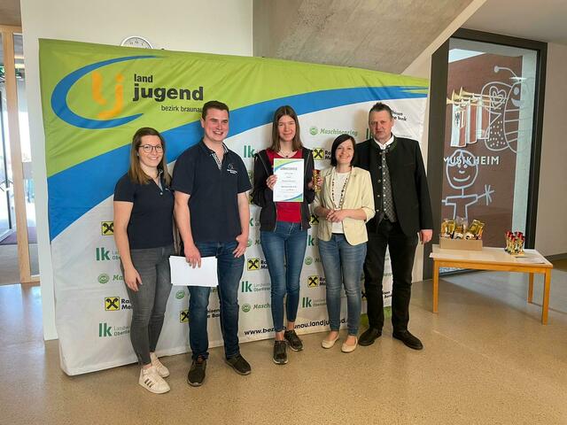 v.l.n.r.: Bezirksleiterin Stv. Lisa Spreitzer, Bezirksleiter Fabian Beinhundner, 2. Platz Spontanrede U18 Valentina Mayer (Landjugend Tarsdorf), Bezirksbäuerin Christina Huber, Bürgermeister Handenberg Johannes Fankhauser | Foto: Bezirkslandjugend Braunau
