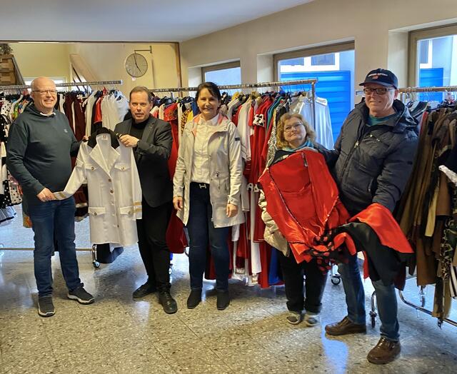 Thomas Mirnig, Wolfgang Ploberger, Ilse Schreiner, Iris &amp; Manfred Hartenthaler bei der Übergabe des Restinventars. | Foto: Schreiner