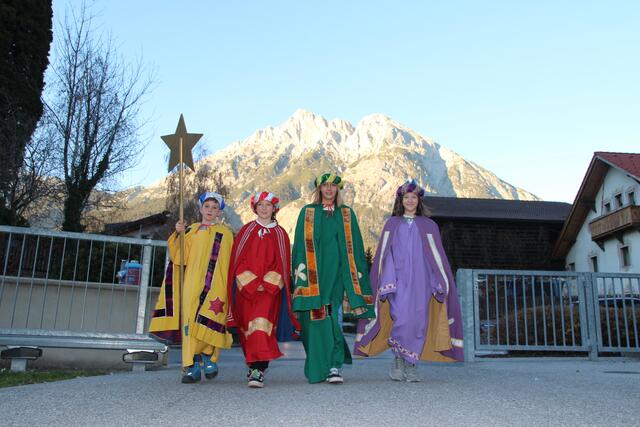 Die Tiroler Sternsinger, wie hier in Telfs, waren 2022 mit großem Erfolg unterwegs. | Foto: Cincelli/dibk.at