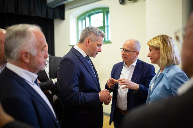 Im intensiven Austausch: Agrar-Landesrat Hans Seitinger (r.) mit dem Bundeskanzler. | Foto: STVP