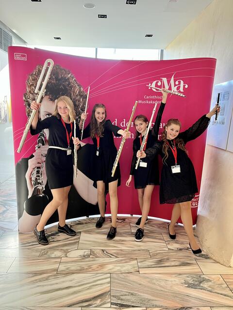 Für die Lavanttaler Silberpfeifen (Anna Elisabeth Moll, Selina Pucher, Sarah Timmerer und Elisa Sophie Kriegl-Elbe, vlnr.) heißt es Koffer packen, denn sie wurden mit einem 1.Preis und der Berechtigung zur Teilnahme am Bundeswettbewerb ausgezeichnet. Außerdem erhielten sie einen der begehrten Sonderpreise der BKS. 