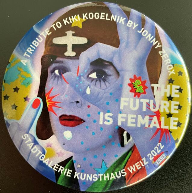 Bei der Ausstellung kann man einen Button erwerben, dessen Reinerlös den Menschen aus der Ukraine in Weiz zugute kommt. | Foto: RegionalMedien Hofmüller