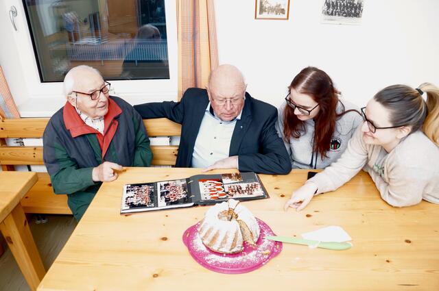 Leopold Reichl, Karl Donabauer, Benita Weichselbraun und Stefanie Macher schwelgen gemeinsam in Erinnerungen.
