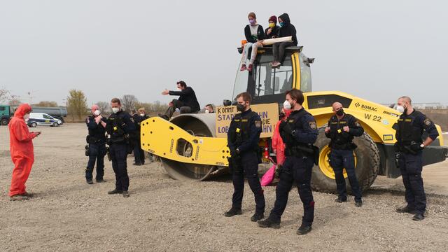 Die Polizei forderte die Aktivistinnen und Aktivisten auf, das Gelände zu verlassen. | Foto: Maximilian Spitzauer