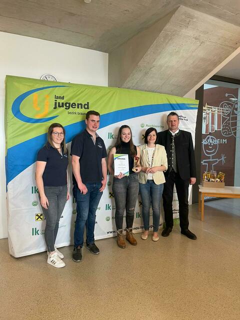 v.l.n.r.: Bezirksleiterin Stv. Lisa Spreitzer, Bezirksleiter Fabian Beinhundner, 1. Platz Spontanrede Ü18 Daniela Auer (Landjugend Tarsdorf), Bezirksbäuerin Christina Huber, Bürgermeister Handenberg Johannes Fankhauser | Foto: Bezirkslandjugend Braunau