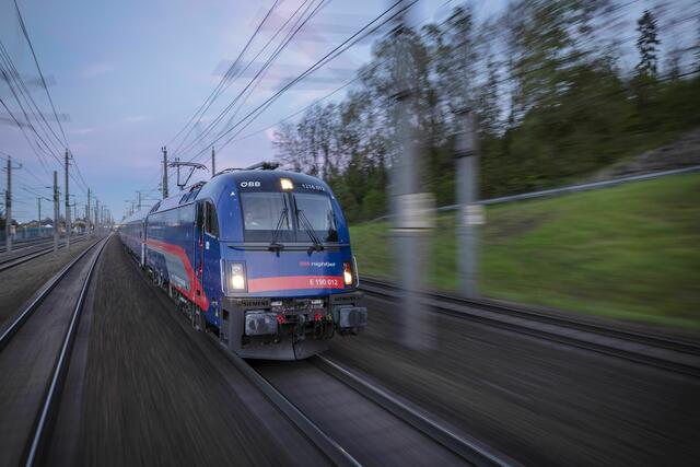 Das Nightjet-Kombiticket „Im Nightjet in die Berge“ ist wieder da - Gipfelstürmer reisen damit günstig und bequem unter anderem in die Tourismusregion St. Anton am Arlberg.  | Foto: ÖBB/Harald Eisenberger