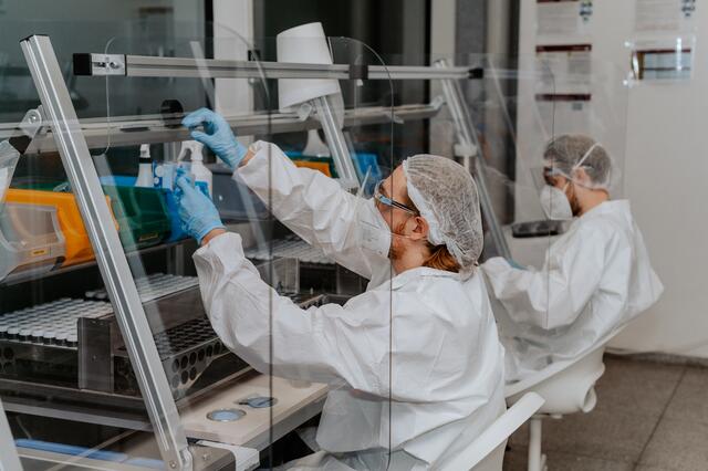 Die Auswertung der Heim-Gurgeltests erfolgt weiterhin im Pooling-Center von Novogenia.  | Foto: Novogenia